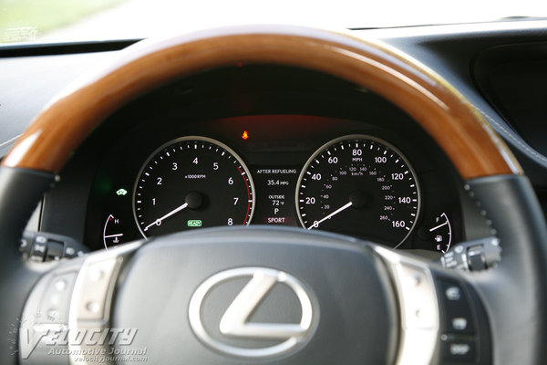 2014 Lexus ES 300h Instrumentation