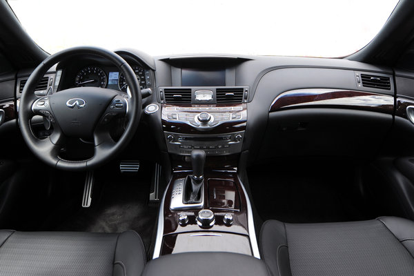 2015 Infiniti Q70 L Interior