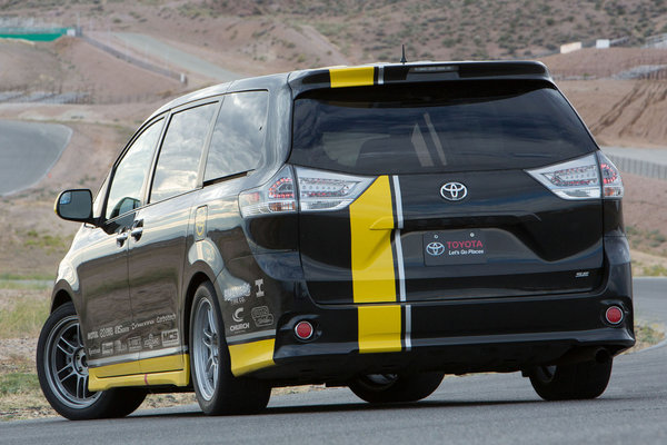 2015 Toyota Sienna R-Tuned