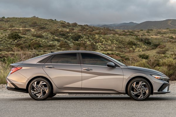 2024 Hyundai Elantra Limited sedan